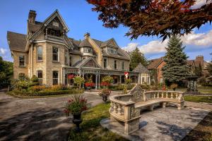 een huis met een bankje ervoor bij Idlewyld Inn & Spa in London