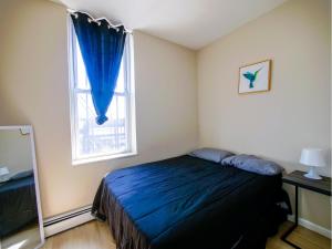 Ένα ή περισσότερα κρεβάτια σε δωμάτιο στο Cozy and Chic 2BR apartment mins to NYC