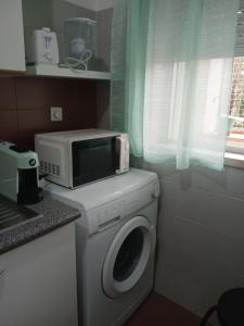 Un microondas encima de una lavadora en Kannon, en Almada