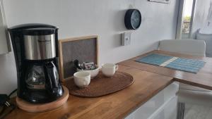 Příslušenství pro přípravu čaje a kávy v ubytování Costa Plana apartment with terrace and sea view