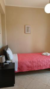 A bed or beds in a room at Pazinos/Neveli Cottage