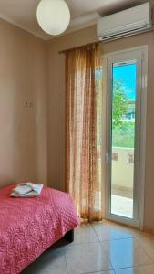A bed or beds in a room at Pazinos/Neveli Cottage