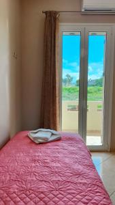 A bed or beds in a room at Pazinos/Neveli Cottage