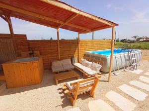 Bazén v ubytování Olive Dome - כיפה גיאודזית ענקית ומודרנית בין עצי הזית nebo v jeho okolí