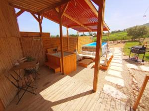 Bazén v ubytování Olive Dome - כיפה גיאודזית ענקית ומודרנית בין עצי הזית nebo v jeho okolí