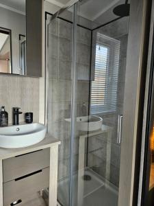 Uma casa de banho em JJs Lodge Ebor