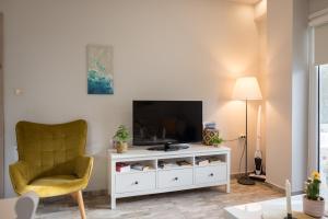 A television and/or entertainment centre at The Prickly Pear Apartment