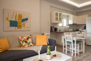A kitchen or kitchenette at The Prickly Pear Apartment