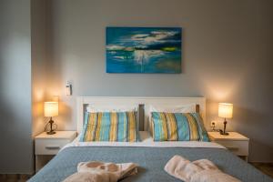 A bed or beds in a room at The Prickly Pear Apartment