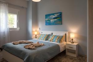 A bed or beds in a room at The Prickly Pear Apartment