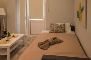 A bed or beds in a room at The Prickly Pear Apartment