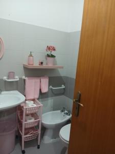 Un baño con un inodoro blanco y un lavabo. en Kannon, en Almada 9 fotos más