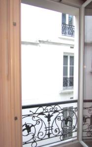 パリにあるparis centre studioの建物のバルコニーからの眺め