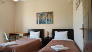 A bed or beds in a room at Pazinos/Neveli Cottage