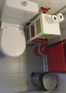 パリにあるparis centre studioの部屋にある白いトイレ付きのバスルーム +1枚の写真
