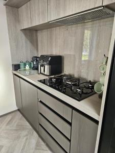 A cozinha ou kitchenette de JJs Lodge Ebor