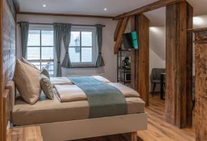 Un dormitorio con una cama y un televisor. en Grafbauer, en St. Wolfgang