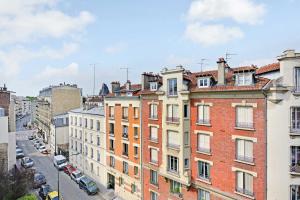 a group of buildings on a city street at Modern apartment - Saint-Mandé - 1BR 4P in Saint-Mandé
