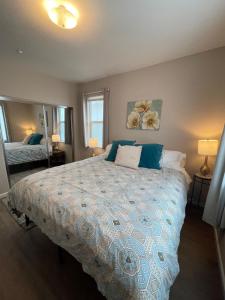 une chambre avec un grand lit et deux lampes dans l'établissement Tangerine Cottage, à Middletown