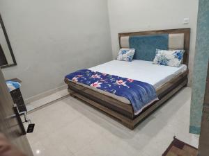 Giường trong phòng chung tại Shri Raghunandan dham