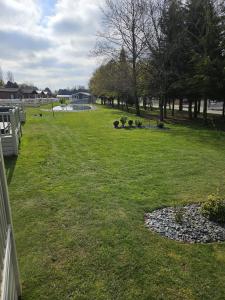 Um jardim no exterior de JJs Lodge Ebor