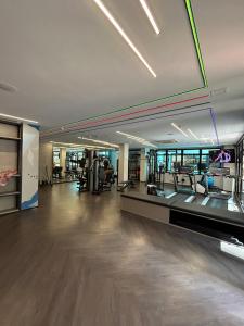 ein Zimmer mit Fitnessraum mit Trainingsgeräten in der Unterkunft Flat em Hotel de Luxo MercPrivilege - 5 Min do Aeroporto in São Paulo