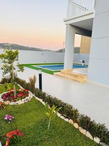 a garden with flowers and a pool in a building at منتجع الحور in Ajloun