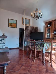 TV a/nebo společenská místnost v ubytování Verde Mare apartment Rosignano Marittimo