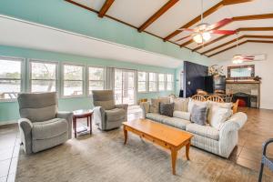Χώρος καθιστικού στο Dock and Lake Access Tranquil Home in Hot Springs