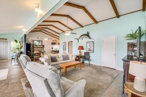 Χώρος καθιστικού στο Dock and Lake Access Tranquil Home in Hot Springs