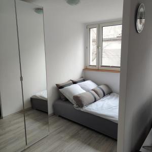 Ένα ή περισσότερα κρεβάτια σε δωμάτιο στο Mieszkanie Kłodzko Centrum