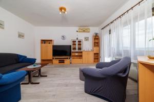 Televízia a/alebo spoločenská miestnosť v ubytovaní Apartment Tus A2