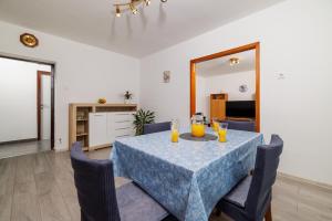 Televízia a/alebo spoločenská miestnosť v ubytovaní Apartment Tus A2