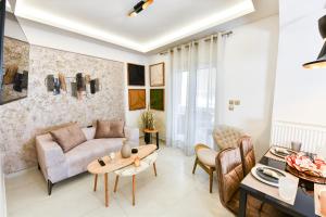 ein Wohnzimmer mit Sofa und Tisch in der Unterkunft Comfy Dots 2 in Larisa