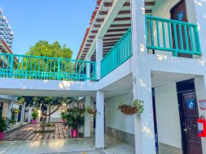 a building with a staircase and a balcony at Hotel Los Veleros Santa Marta in Santa Marta