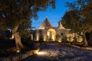 オストゥーニにあるBorgo Montetortoの夜の石造りの家の外観 +93枚の写真