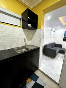 Kuchyň nebo kuchyňský kout v ubytování 1Bedroom Apt 3 mins from Intl Airport