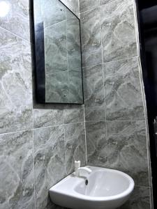 Koupelna v ubytování 1Bedroom Apt 3 mins from Intl Airport