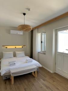 una camera con un letto bianco e una finestra di Gaja Ayvalık a Ayvalık