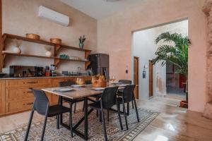 a kitchen and dining room with a table and chairs at Casa Mara 45 in Mérida