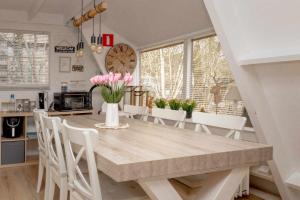 Nhà bếp/bếp nhỏ tại Het Hertenbos Chalet 136 - Bos- Groene Oase- Rustmoment- Zwembad