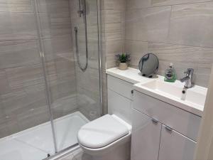 Ένα μπάνιο στο Secluded Coventry Escape +18 φωτογραφίες