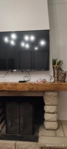 Un televisor encima de una mesa de madera. en Maison complete avec 5 chambres, en Montauban