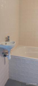 un baño con lavabo y bañera en Maison complete avec 5 chambres, en Montauban 9 fotos más