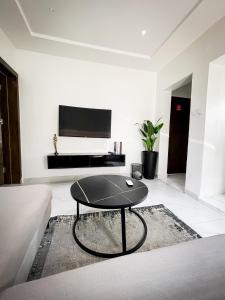 TV a/nebo společenská místnost v ubytování Luxe Apartments Surulere