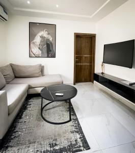 TV a/nebo společenská místnost v ubytování Luxe Apartments Surulere