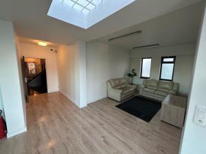 Ruang duduk di Rooms Exit E40