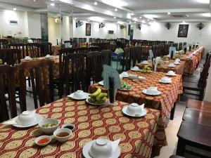 a row of tables with bowls of food on them at Phong Lan Hotel Cửa Lò in Thương Xà (2)