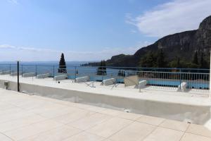 een balkon met stoelen en uitzicht op het water bij Monika Holiday 302 Joy in the lake in Garda
