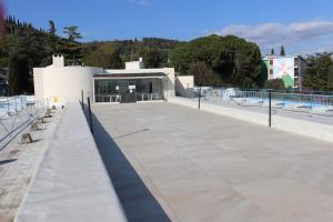 een skatepark met een gebouw op de achtergrond bij Monika Holiday 302 Joy in the lake in Garda